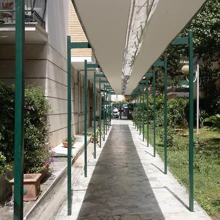 Via Conca D'oro Adiacente Fermata Della Metro B