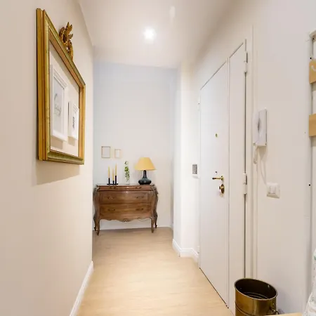 Via Conca D'oro Adiacente Fermata Della Metro B *